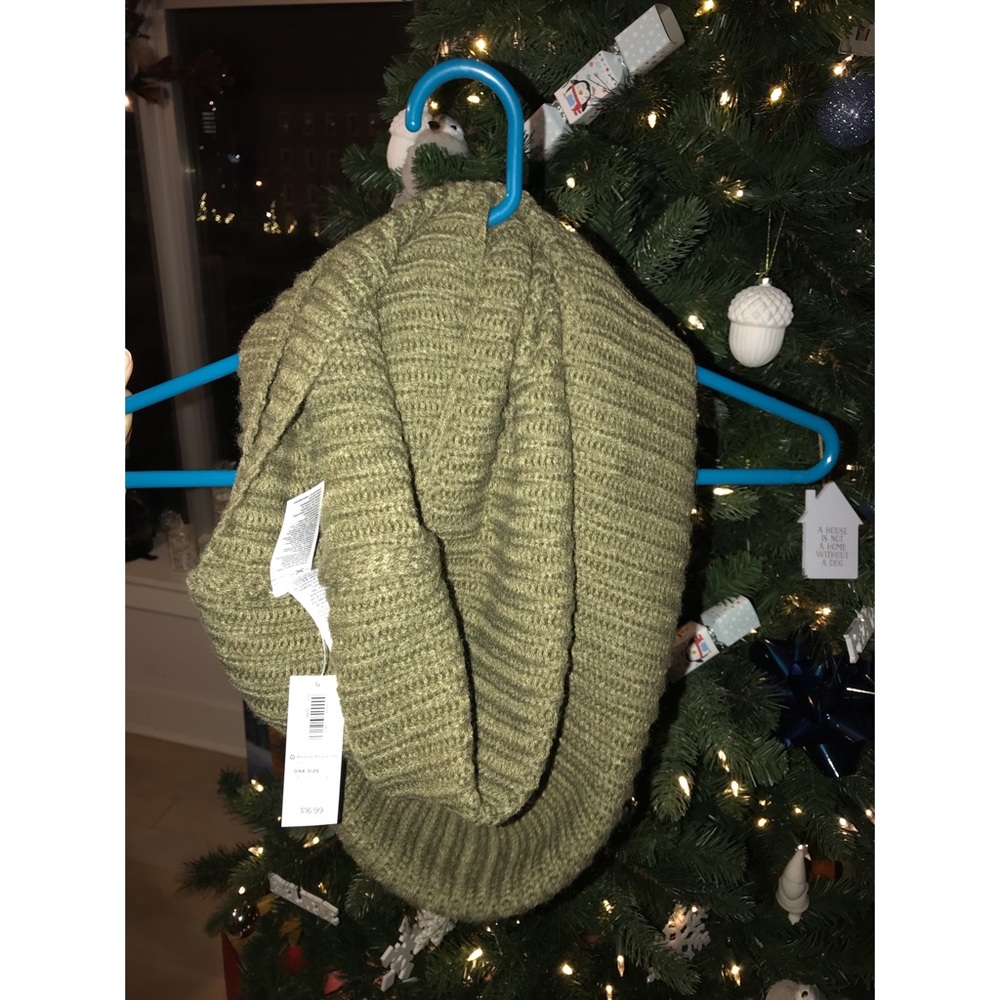 Old navy scarf 🧣 brand new with tags